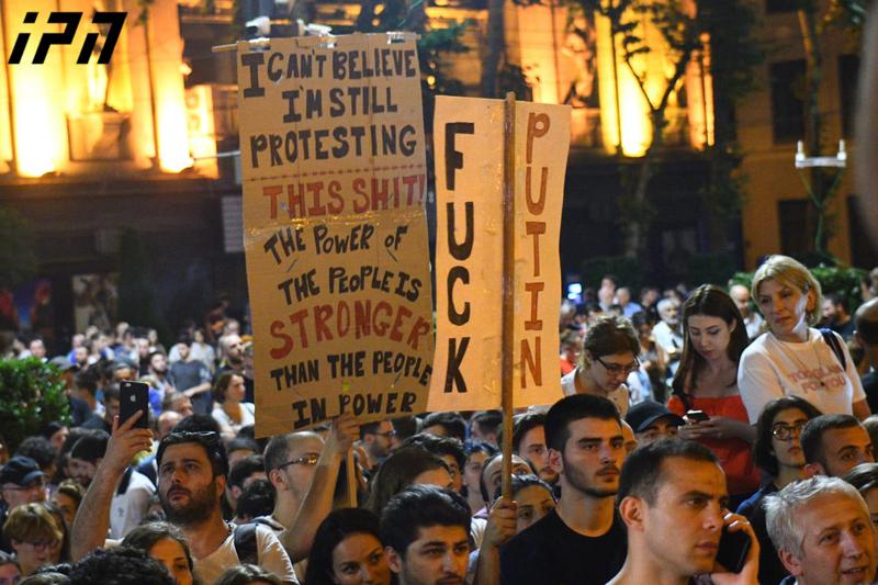 აქციის მონაწილეები პარლამენტიდან კანცელარიისკენ მსვლელობას აწყობენ